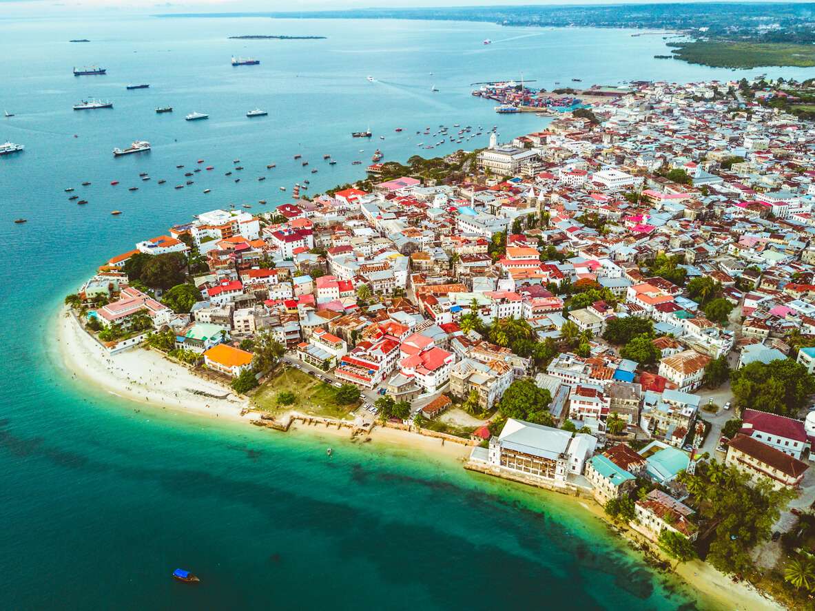 Miasto i wybrzeże z plażą puzzle online