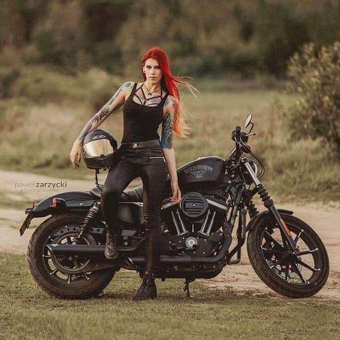 piękna dziewczyna na motocyklu puzzle online