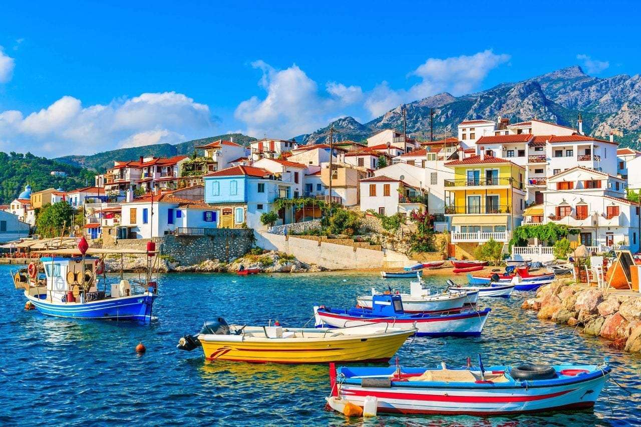 Łodzie u wybrzeża wyspy Samos puzzle online