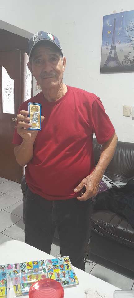 Caballero Guapo mostrando regaló puzzle online