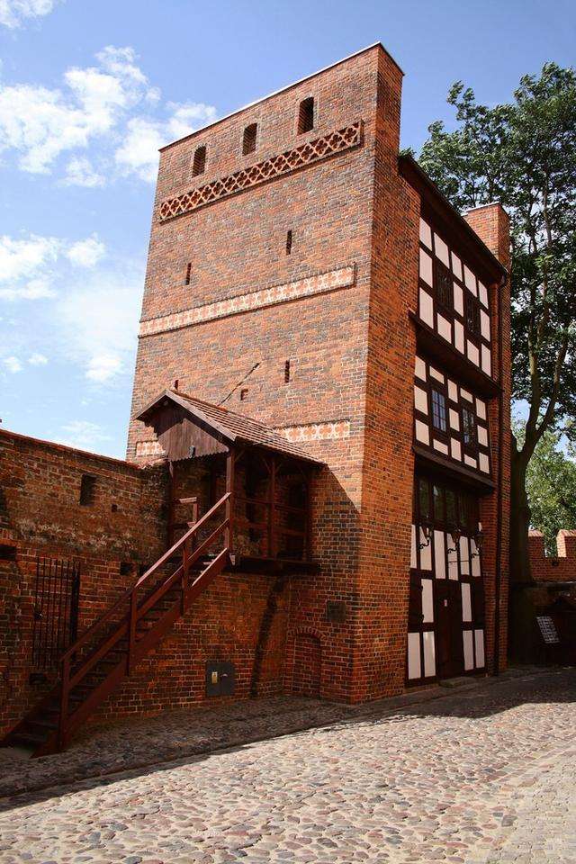 The Leaning Tower in Torun puzzle online