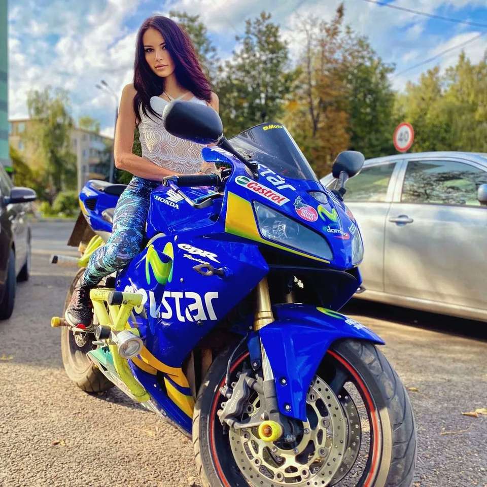 młoda dziewczyna jedzie na swoim motocyklu puzzle online