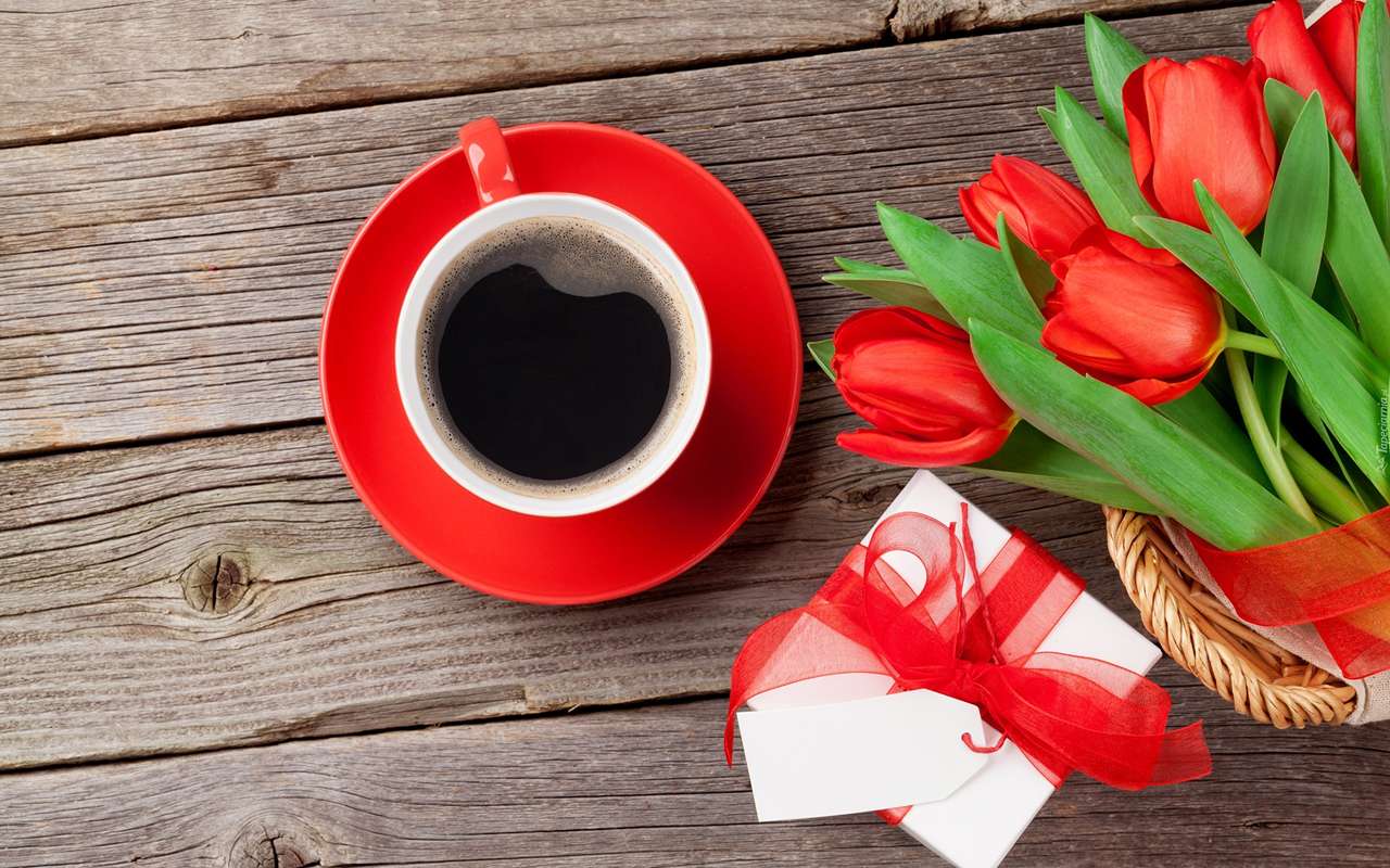 Czerwone tulipany i upominek puzzle online