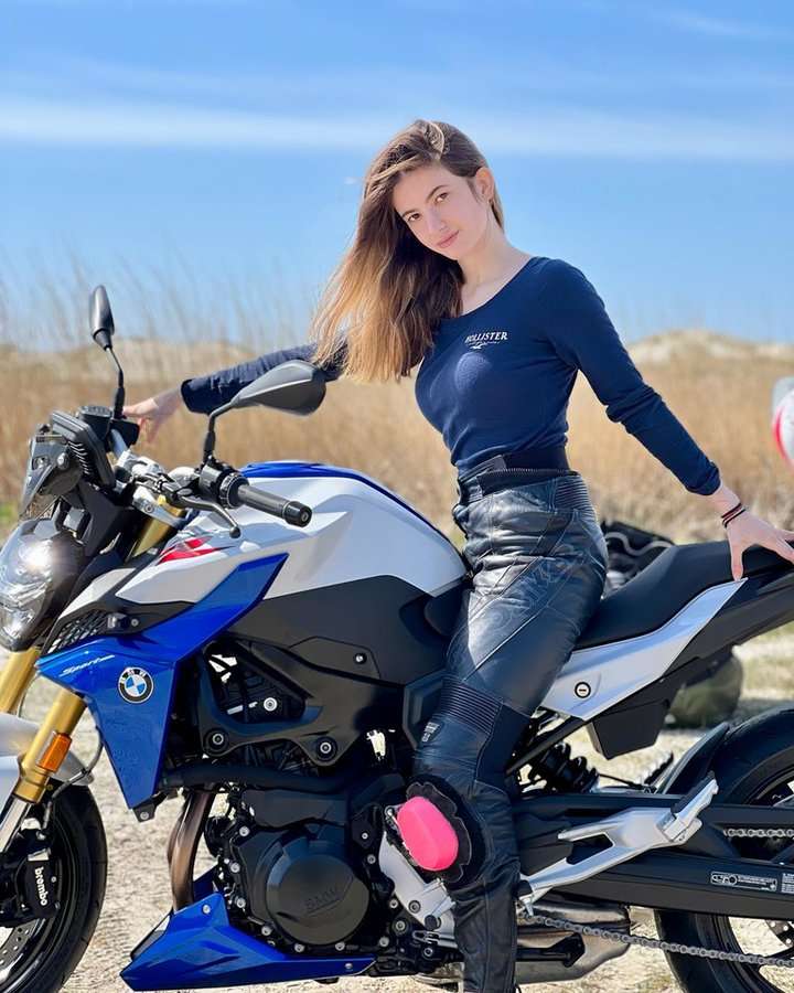 piękna młoda motocyklistka puzzle online
