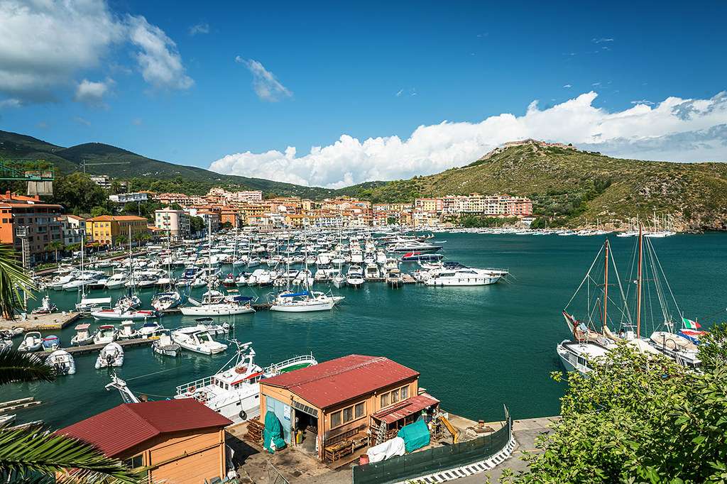 Zatoka w Portofino z motorówkami puzzle online