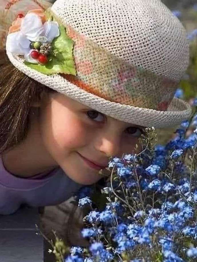 dziewczynka w kapeluszu z kwiatami puzzle online