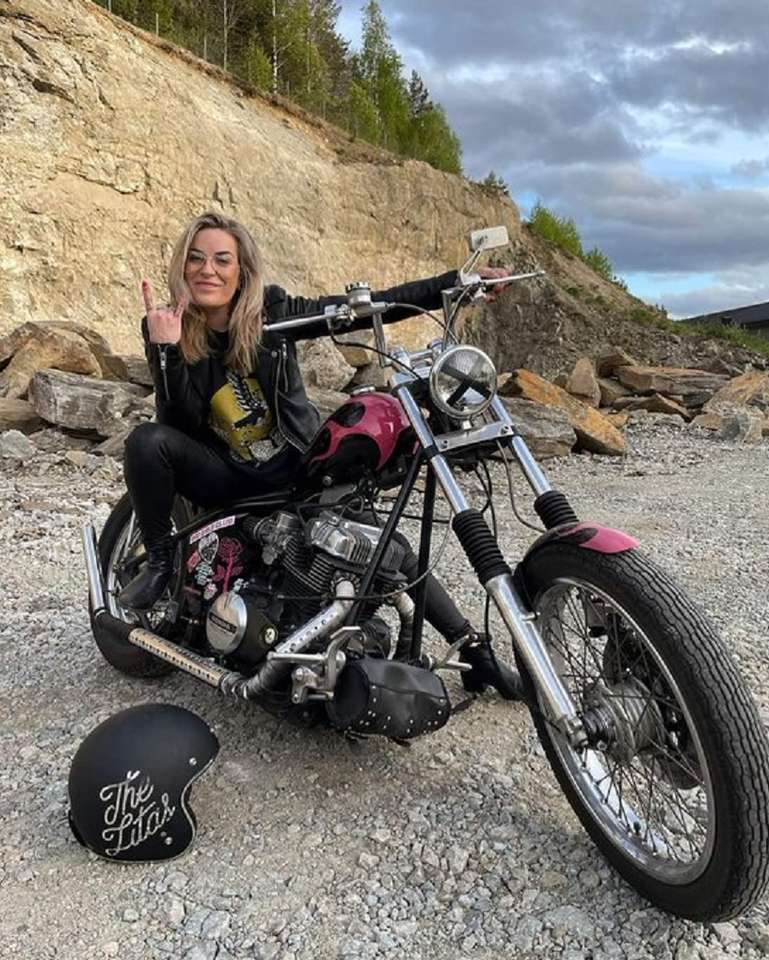 piękna dziewczyna na motocyklu puzzle online