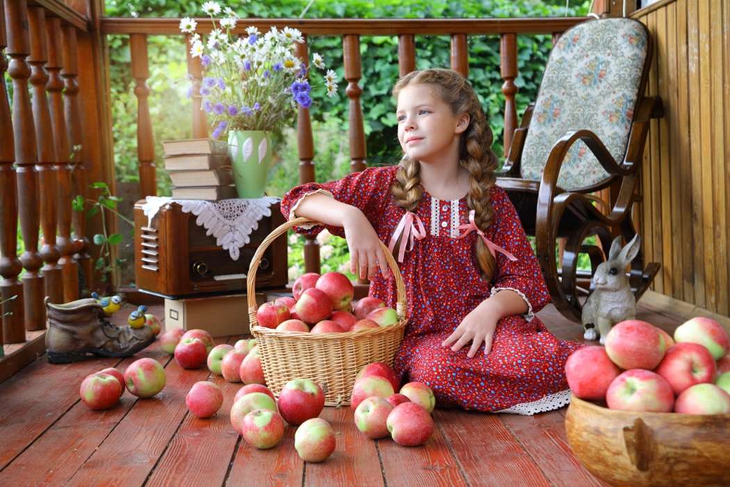 dziewczyna pozuje z koszem jabłek puzzle online