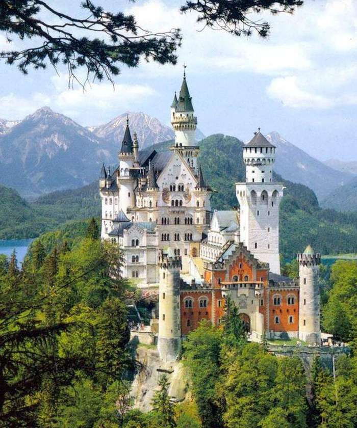 Zamek Neuschwanstein na stromym wzgórzu w Bawarii puzzle online