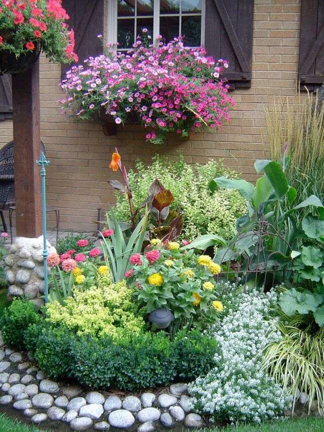 Kwiaty przed domem puzzle online