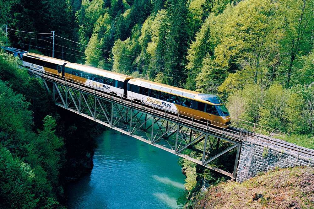 Pociąg na moście w górach puzzle online