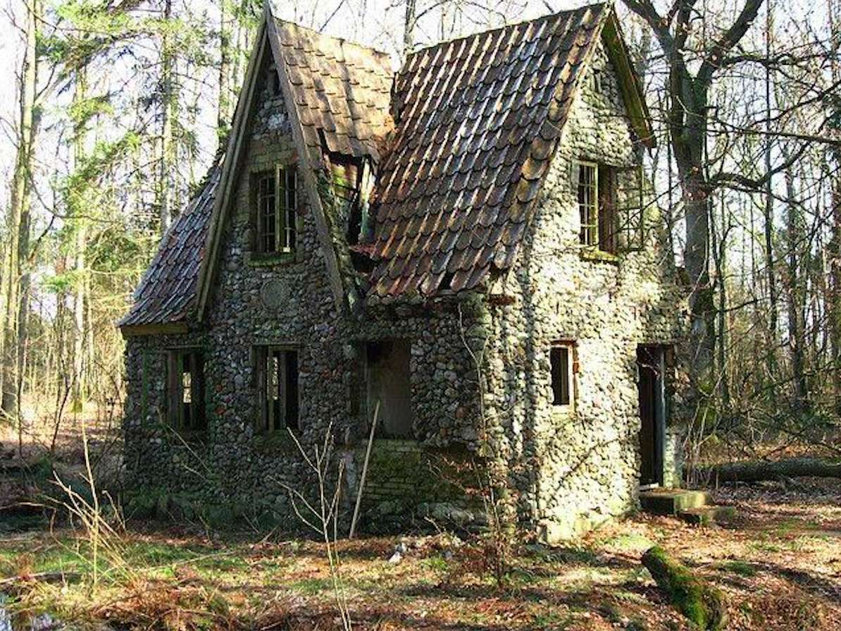 Smutny, stary, opuszczony dom w lesie puzzle online