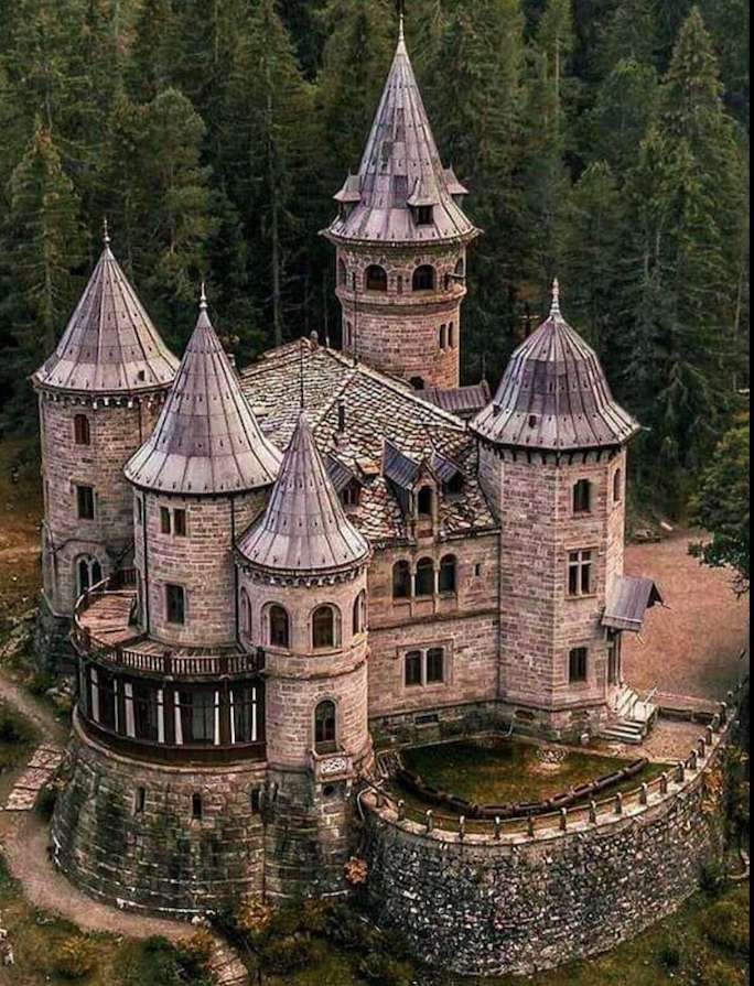 Piękny zamek otoczony lasem puzzle online