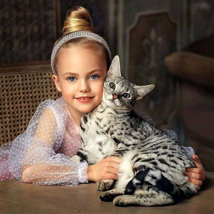 Piękna mała dziewczynka z kotkiem puzzle online