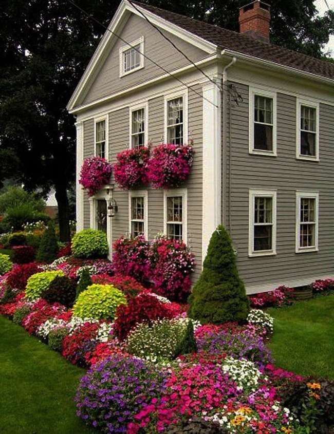 Duży dom i rabaty kwiatowe puzzle online