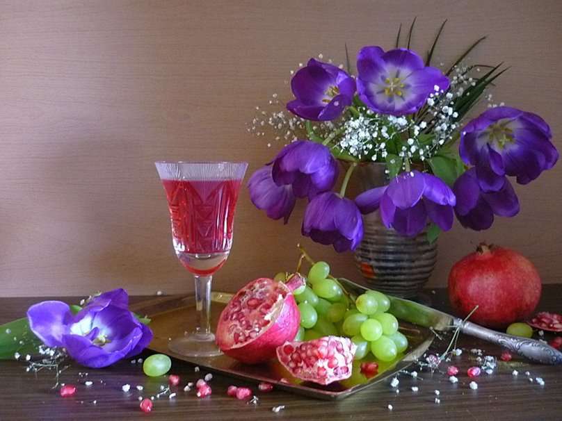 Kwiaty, winogrona granatu i kieliszek wina puzzle online
