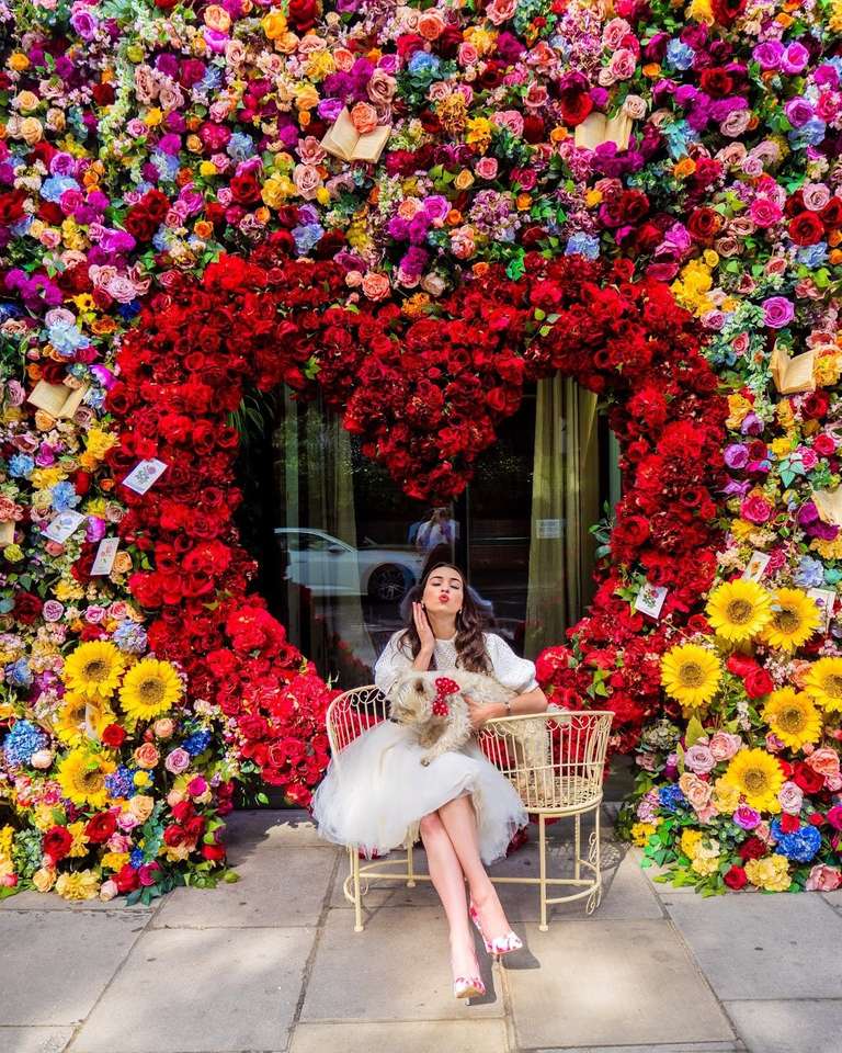 Kobieta zakochana w kwiatach puzzle online