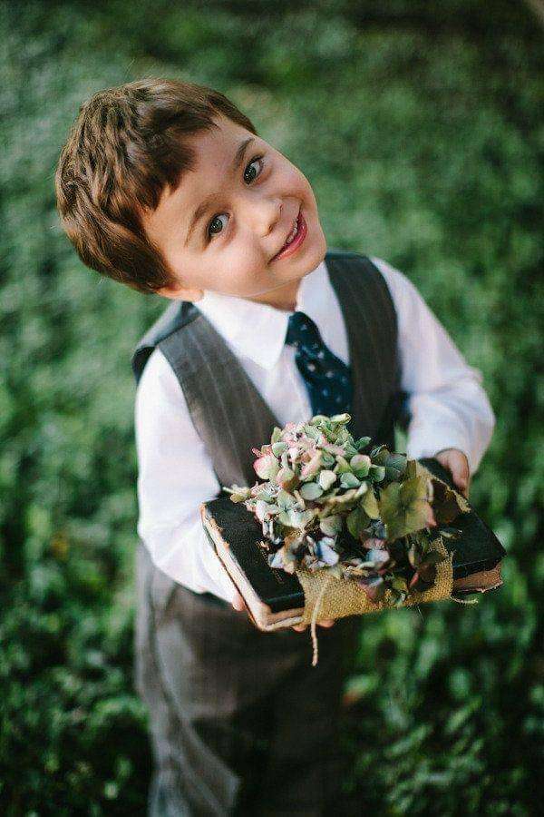 uśmiechnięty chłopczyk z kwiatami puzzle online