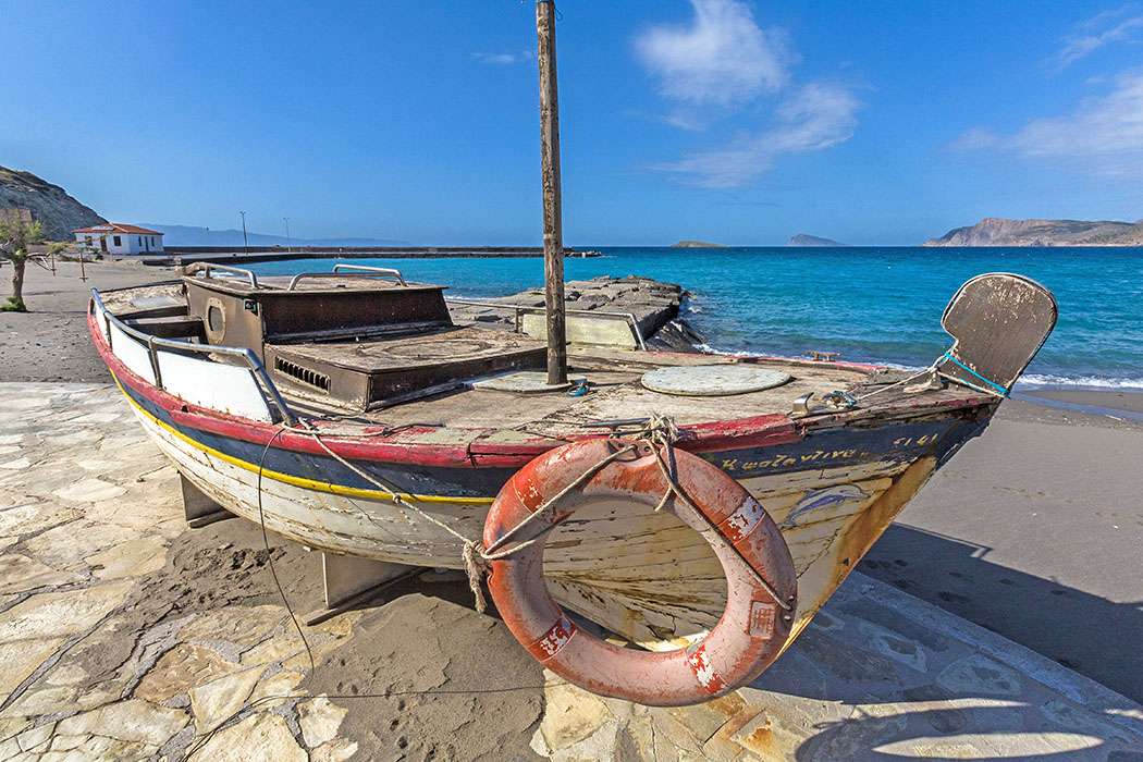 Wyspa Kreta Stara łódź rybacka na plaży puzzle online