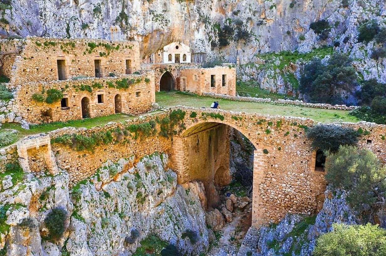 Wyspa Kreta Stary kompleks klasztorny puzzle online