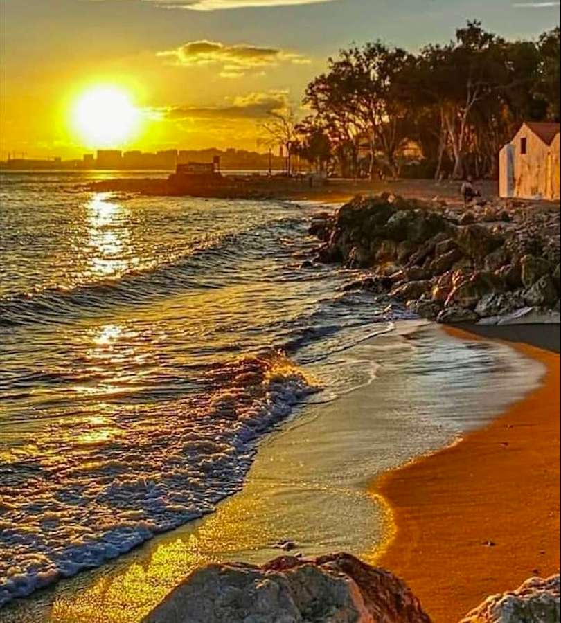 Piękna plaża przy zachodzie słońca puzzle online