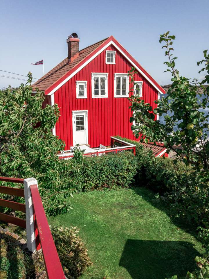 Czerwony drewniany dom puzzle online