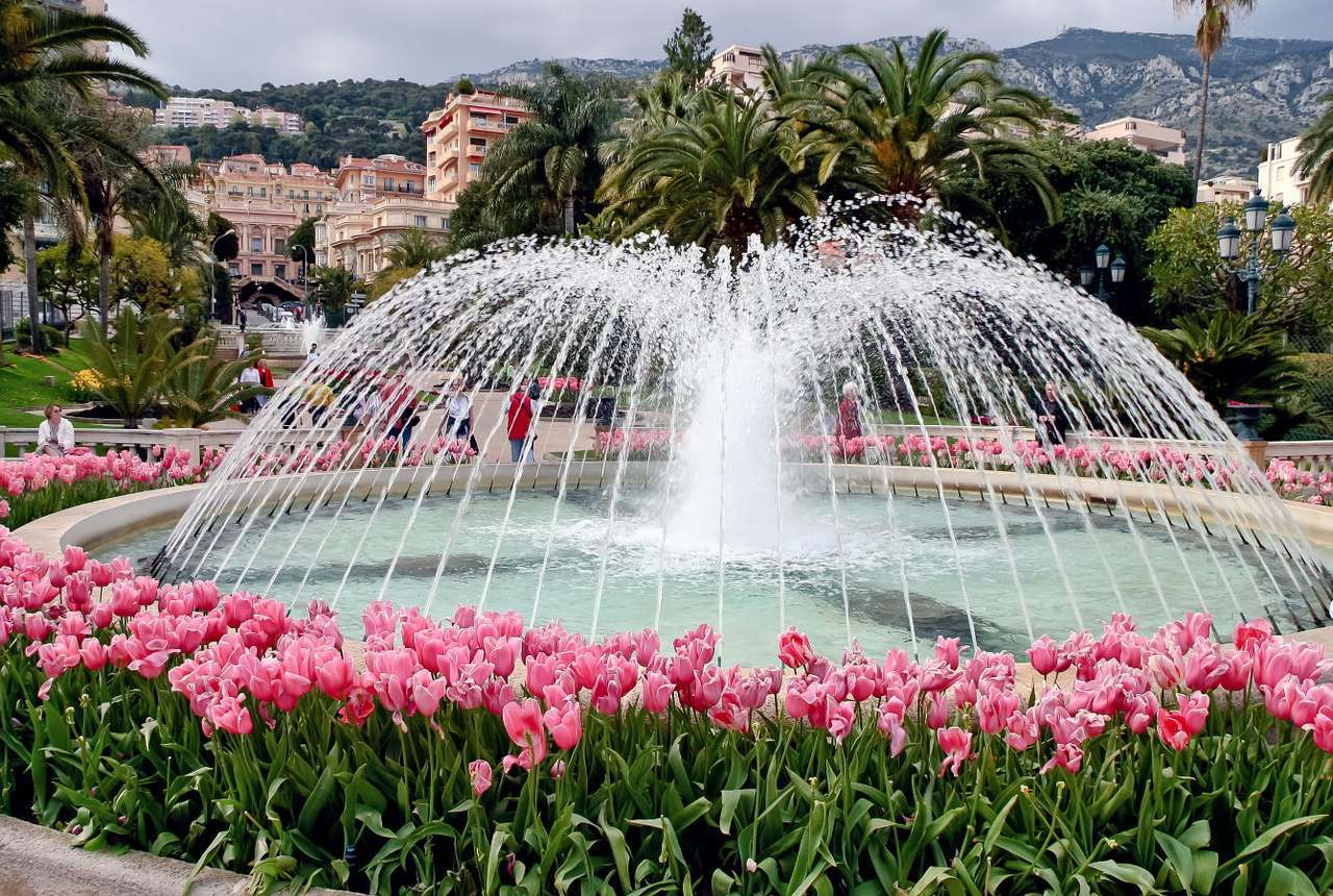 Tulipany wokół fontanny puzzle online