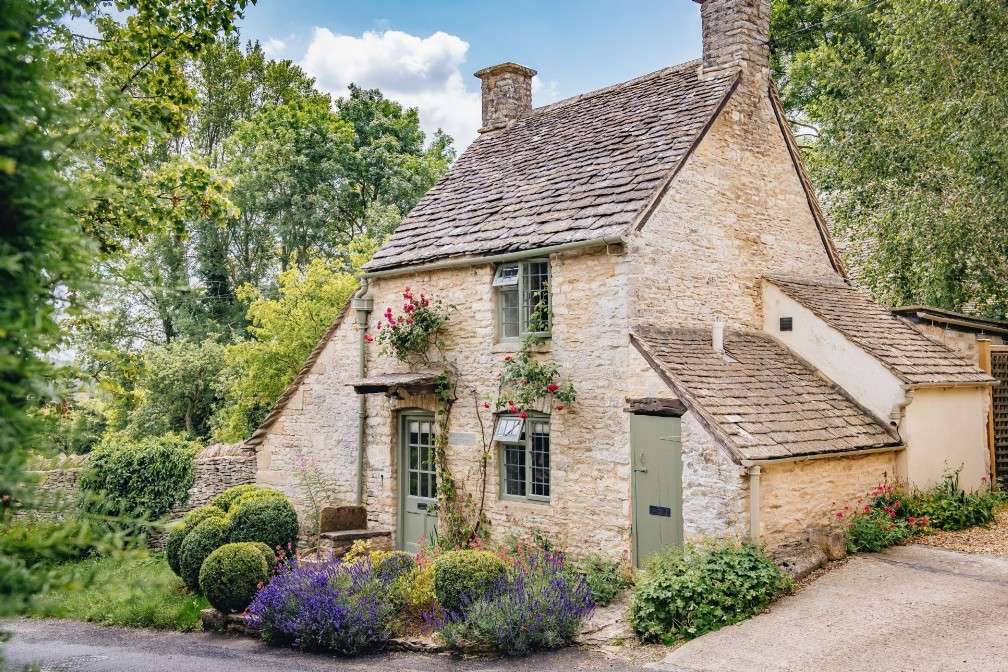 Dom w angielskiej wiosce puzzle online
