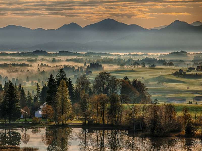 Piękny wschód słońca nad jeziorem rejon Bawarii puzzle online