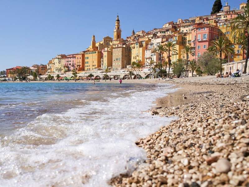 Piękne kamienicy przy plaży puzzle online