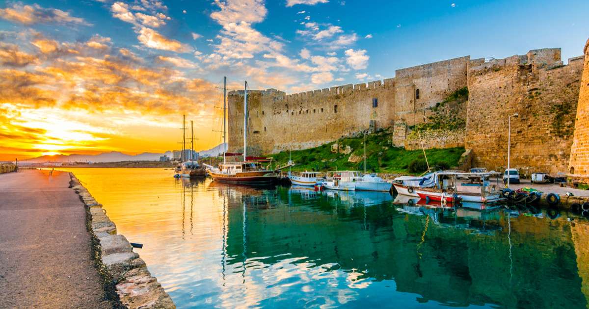 Kyrenia. Stary mur obronny i przystań dla jachtów puzzle online