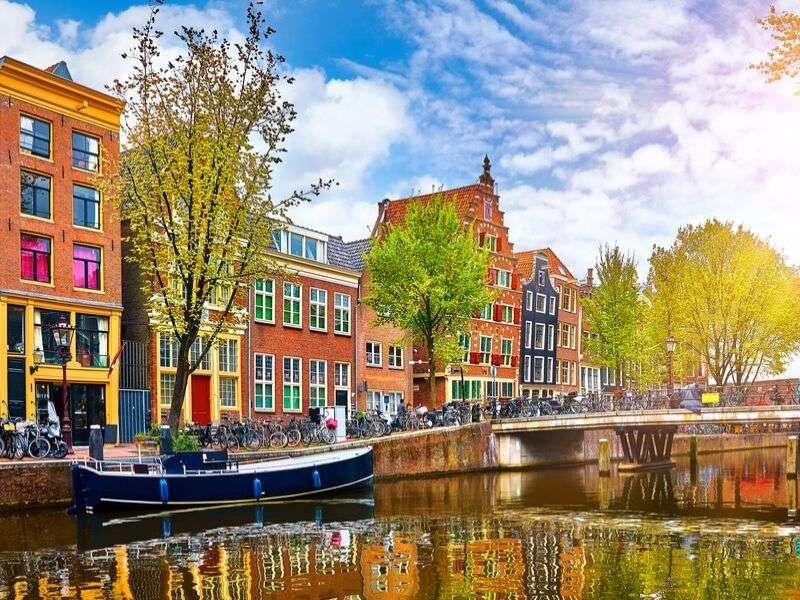 Amsterdam- urokliwe kamieniczki i kanał puzzle online