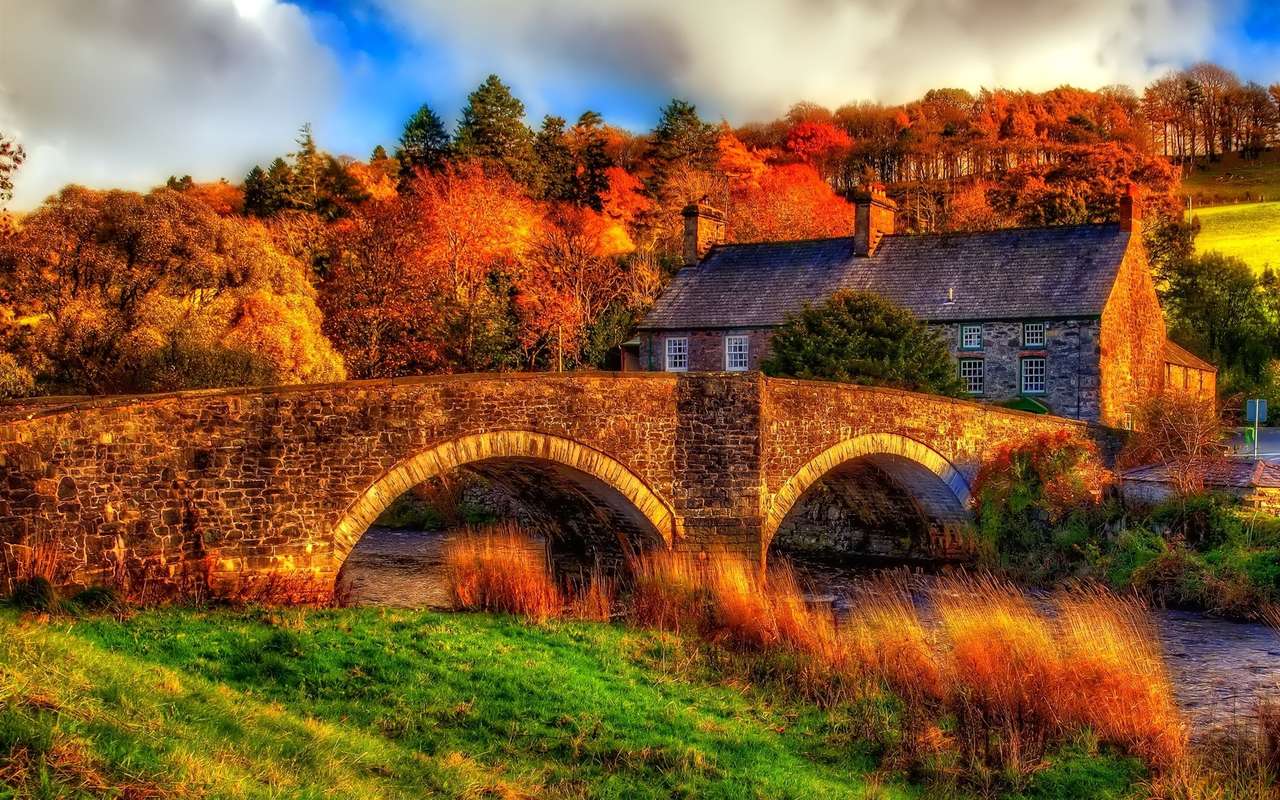 Złota jesień nad rzeką z mostem i domem puzzle online