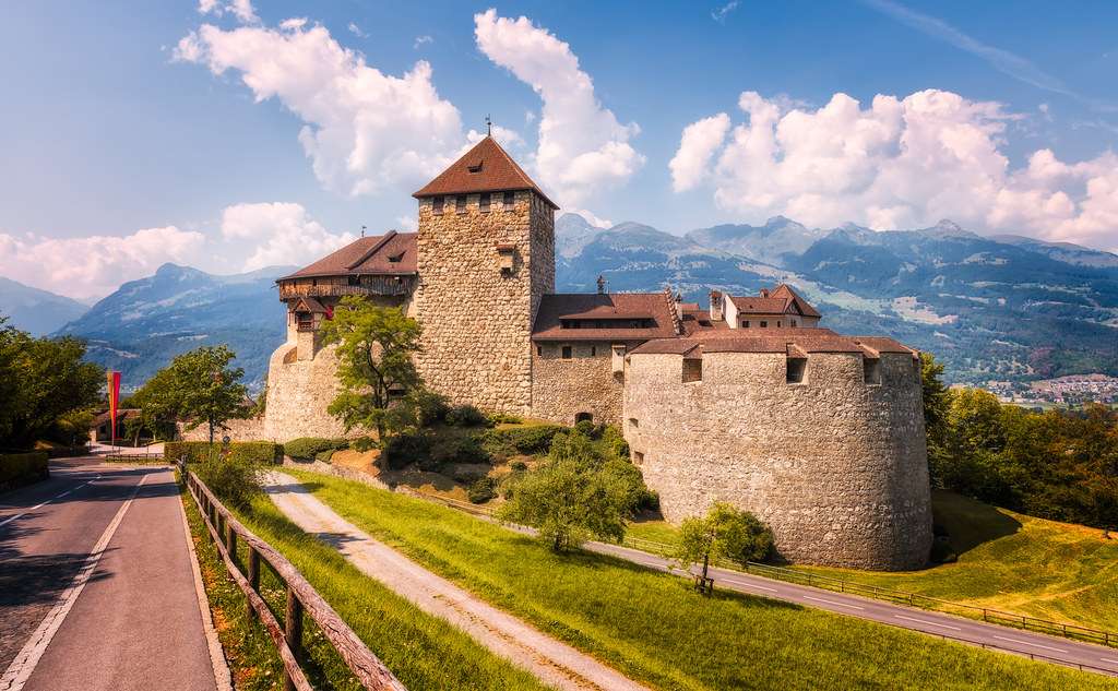 Zamek Vaduz w Liechtensteinie- małym księstwie puzzle online