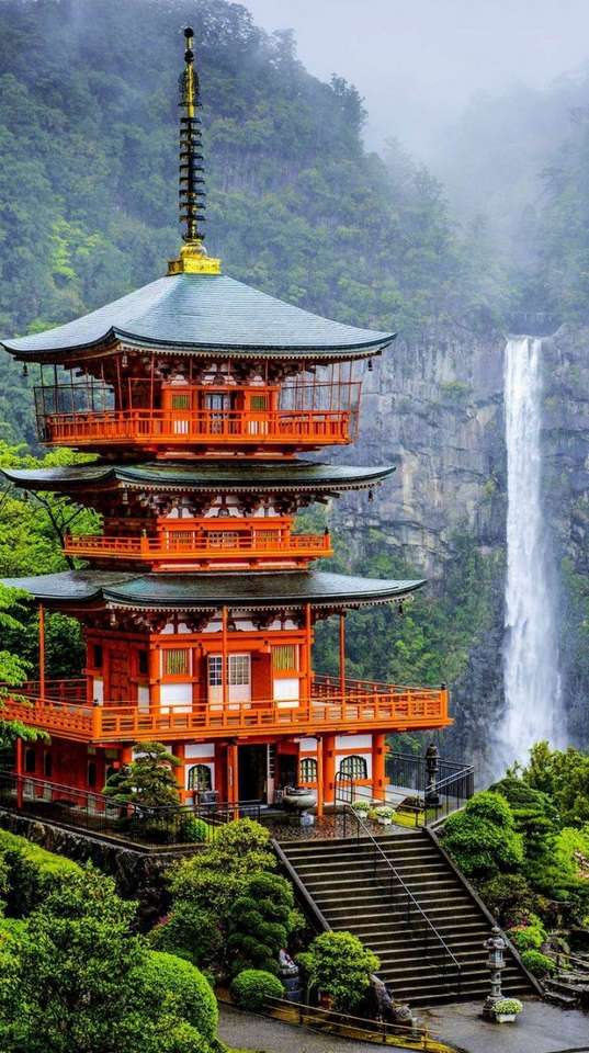 Świątynia Seiganto-ji i na tle wodospadu puzzle online