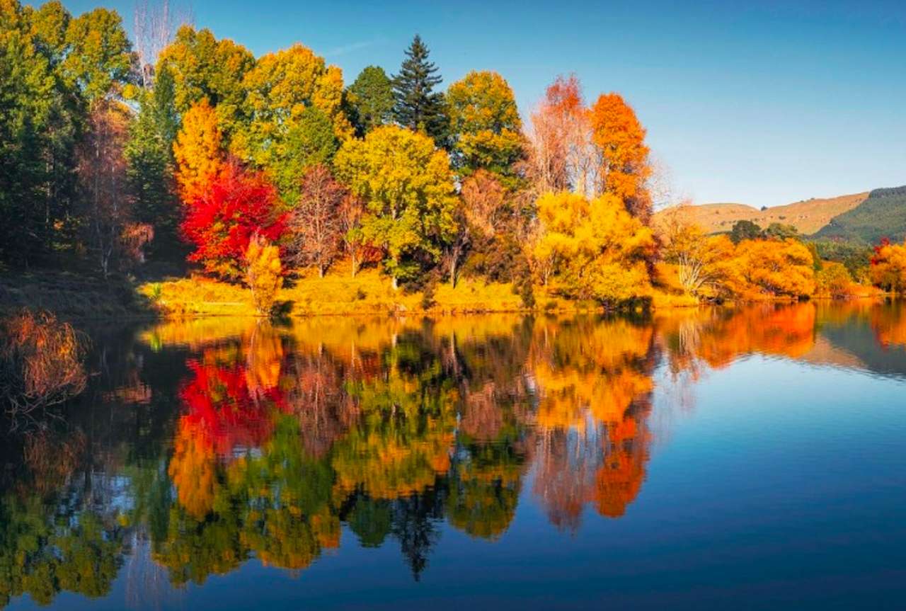 Nowa Zelandia - Jezioro Tutira w jesiennym słońcu puzzle online