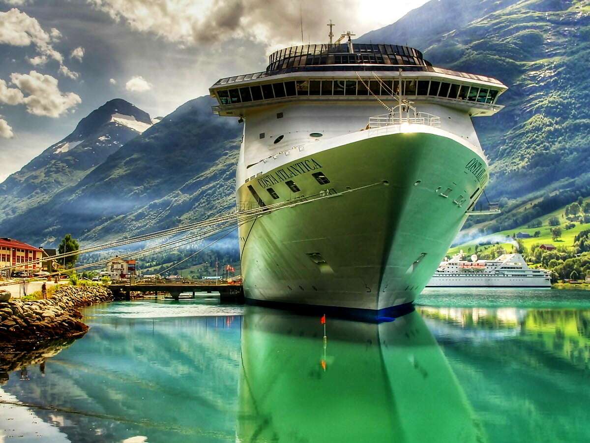 Zielony statek wycieczkowy w górach puzzle online