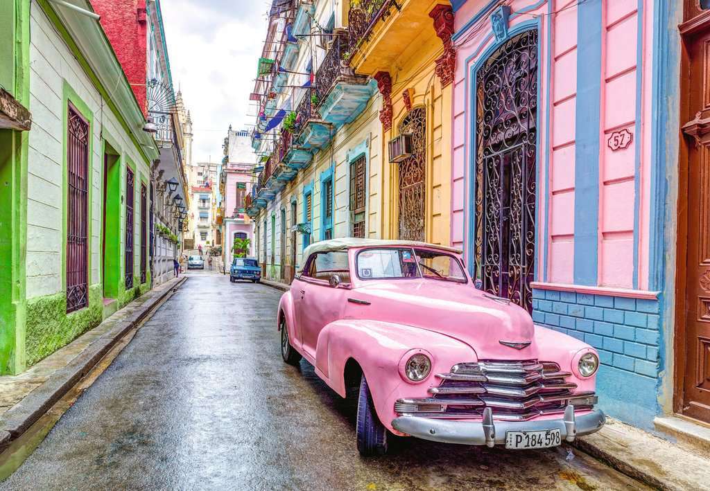 Różowe auto na ulicy kubańskiej puzzle online