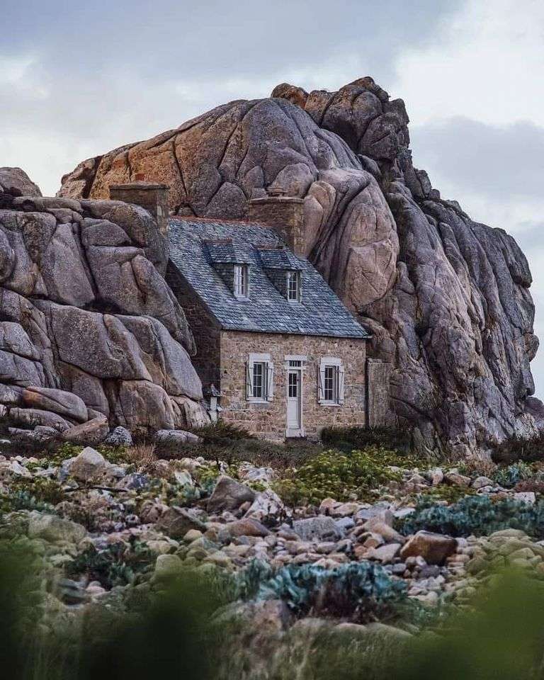 dom w skałach puzzle online