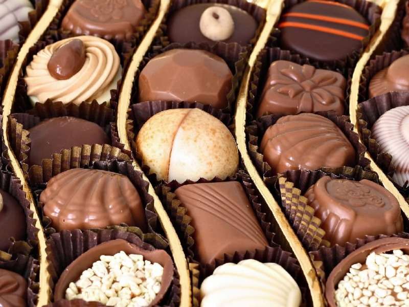 Pyszne czekoladki z bombonierki kuszą puzzle online