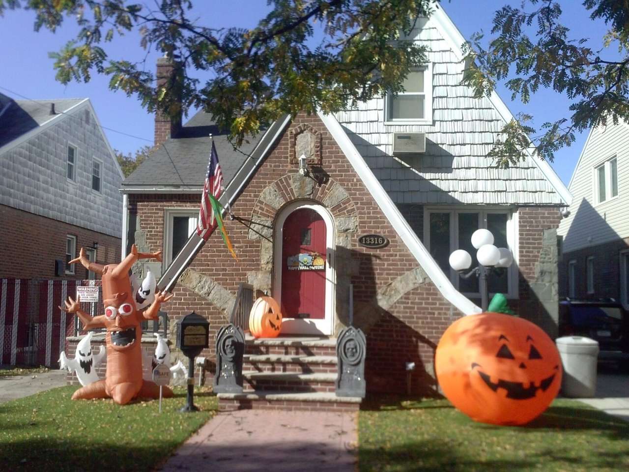 Halloweenowa dekoracja przed domem puzzle online