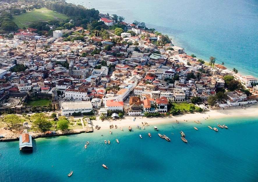 Miasto z plażą na wzgórzu puzzle online