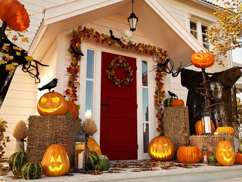 Dekoracje przed domem na Halloween puzzle online