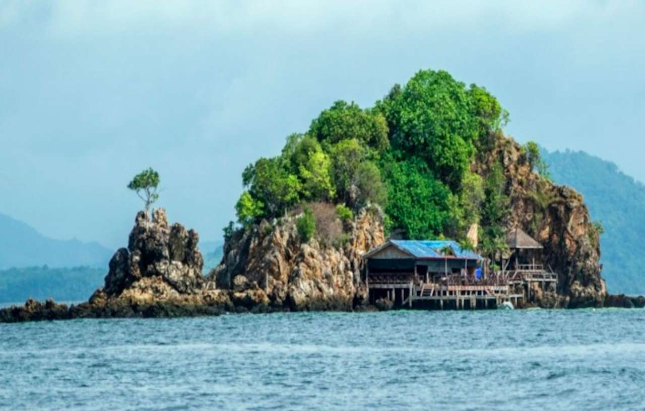 Skalista wyspa na morzu Tajskim-niesamowity widok puzzle online