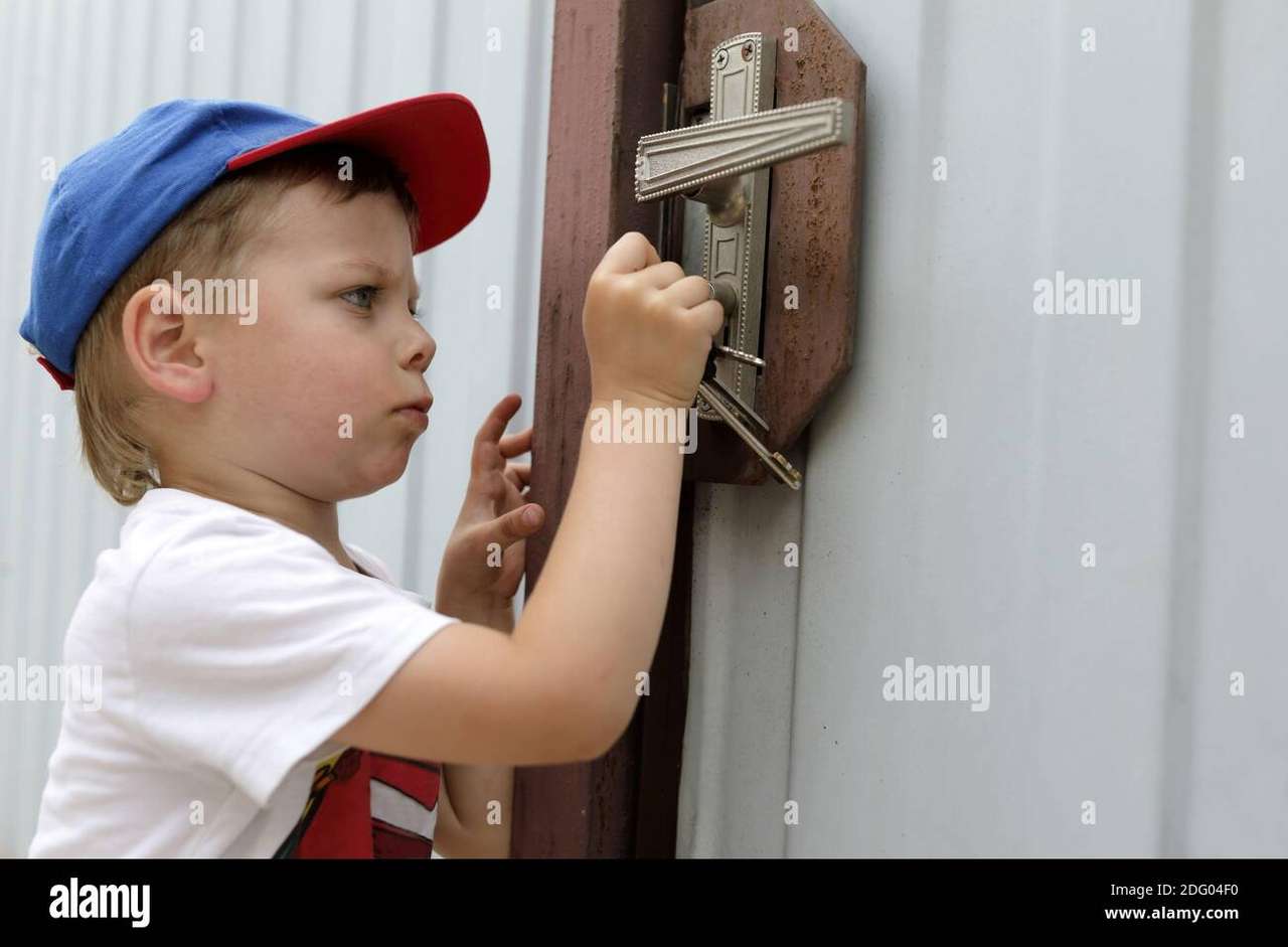 dziecko otwierające drzwi puzzle online