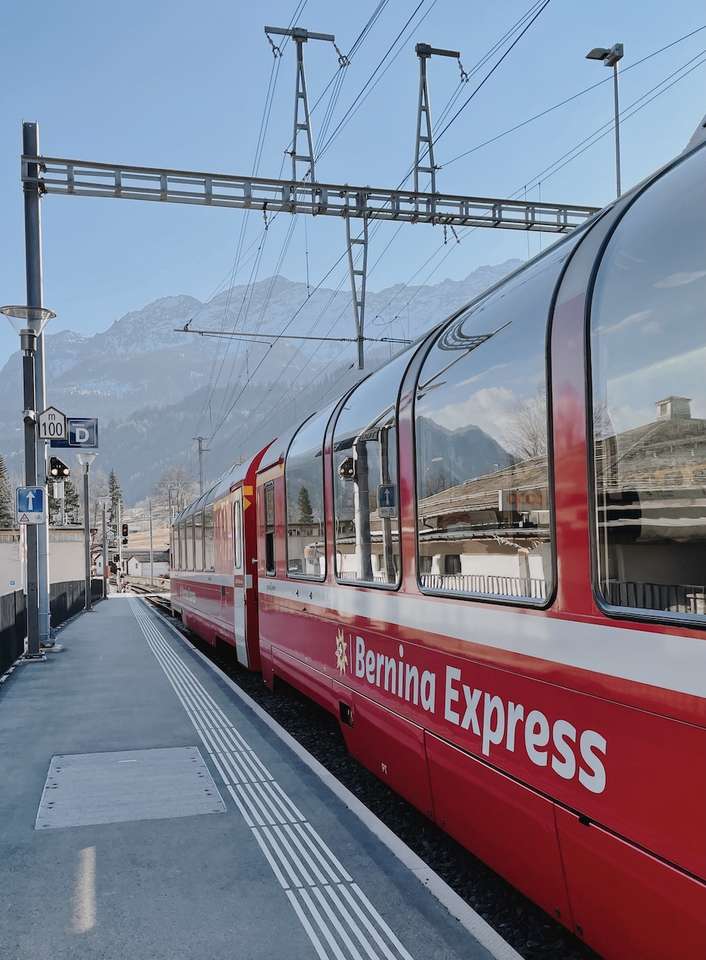 Pociąg na stacji w Alpach puzzle online