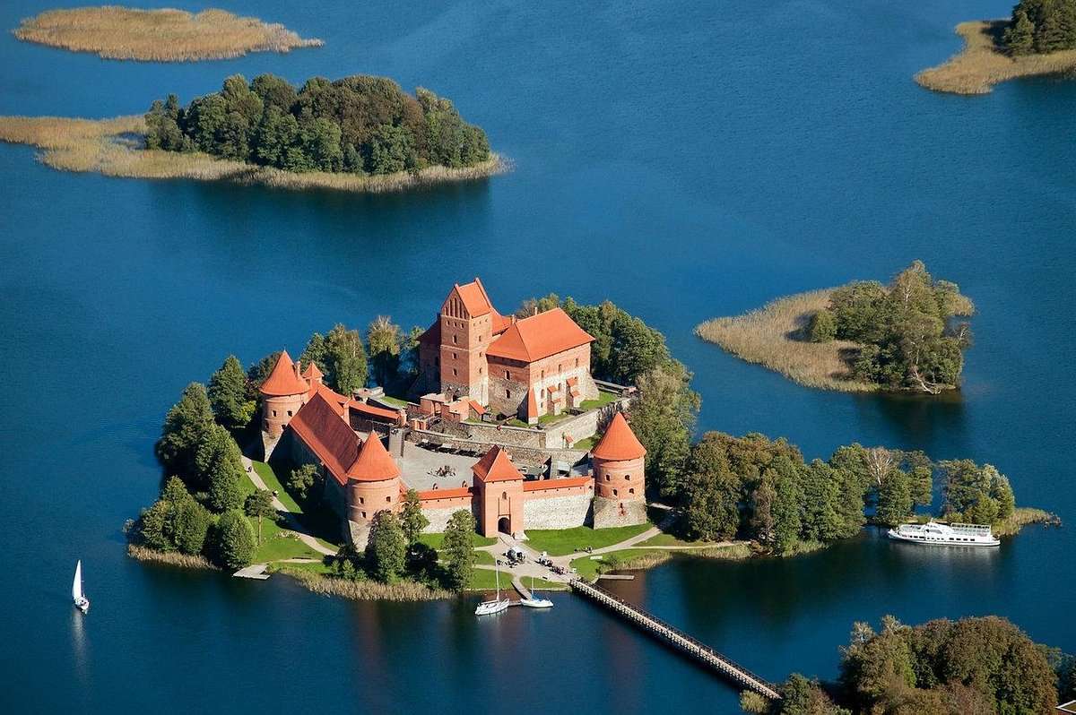 Zamek na wyspie Litwy Troki puzzle online