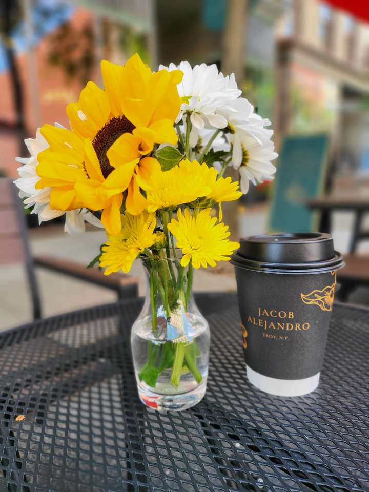 piękne kwiaty i kawa puzzle online