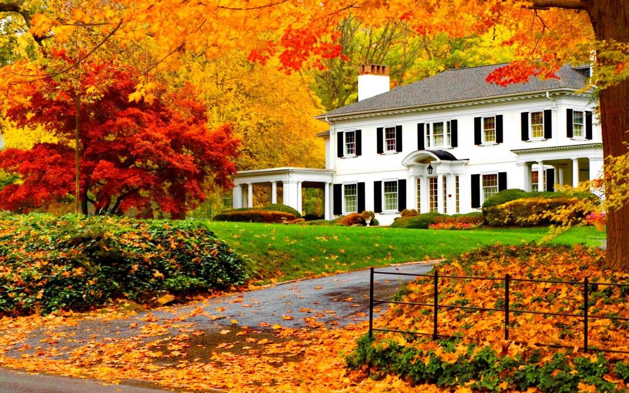 Piękny biały dom w szacie jesiennej czerwieni puzzle online