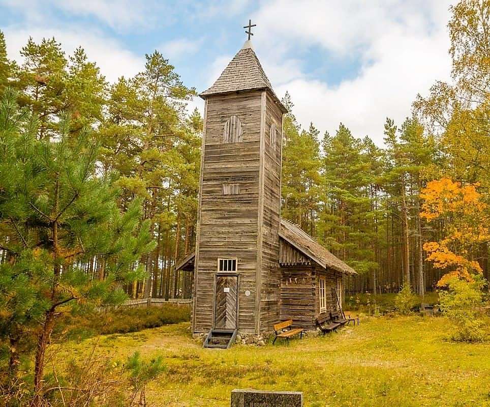 Estonia Drewniany kościół Hiiumaa w lesie puzzle online